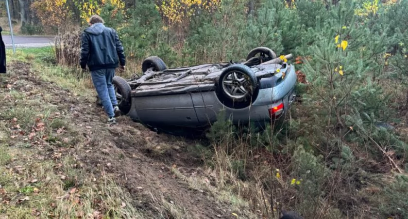 Wypadek pod Krzydliną Małą. Samochód wpadł do rowu