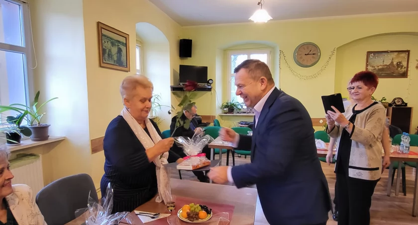Były kwiaty i życzenia dla najstarszych emerytów