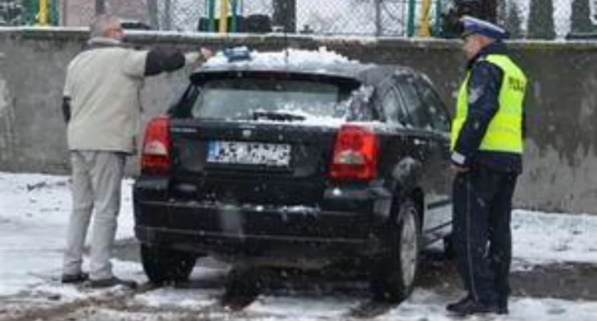 Zimowe ABC bezpiecznej jazdy. Policjanci radzą, jak przygotować samochód na zimę!