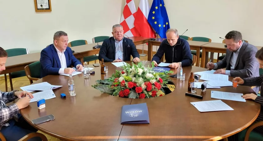 Wołów podpisał umowy na remonty dróg! 