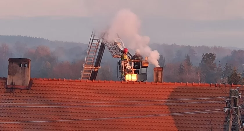 Strażacy gasili pożar sadzy w kominie 