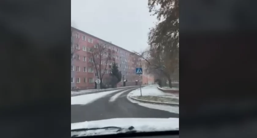 Spadł śnieg, drogi zasypane. Kto odpowiada za odśnieżanie?