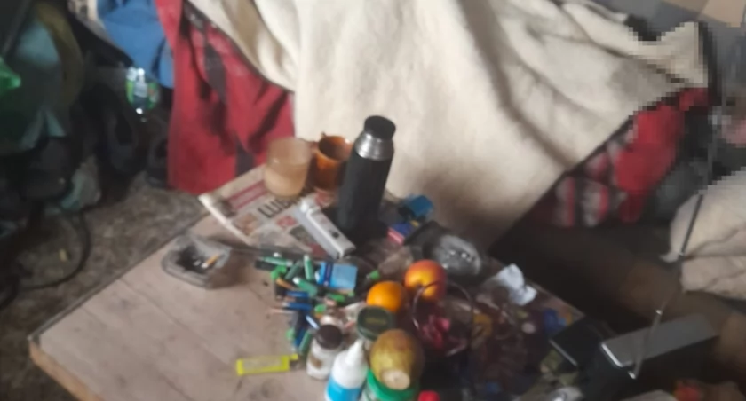 Policjanci uratowali mężczyznę przed wyziębieniem