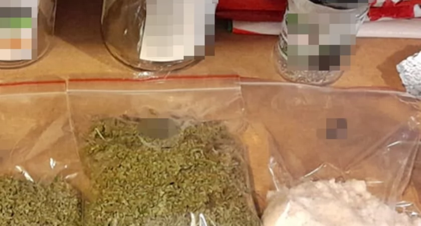 Był poszukiwany, miał przy sobie narkotyki