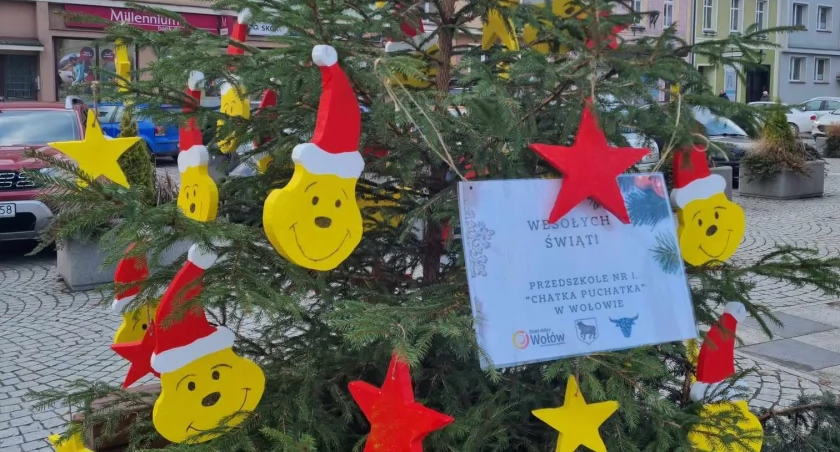 Dzieci z Wołowa dekorowały choinki na terenie miasta