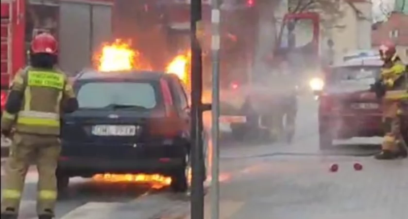 Płonęło auto niedaleko komisariatu [WIDEO]