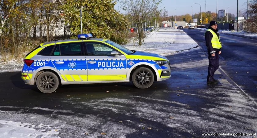 Policjanci radzą jak przygotować się do świątecznych wyjazdów