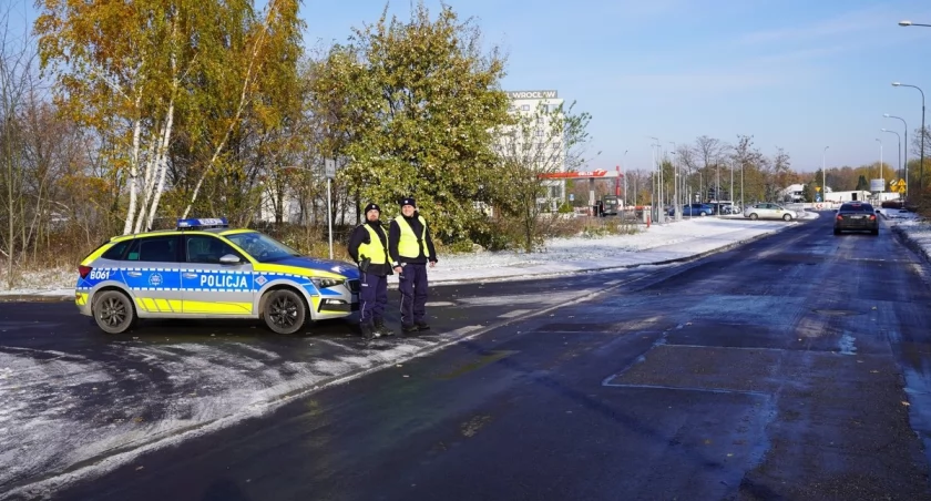 Policjanci dbają o bezpieczeństwo kierowców podczas świąt