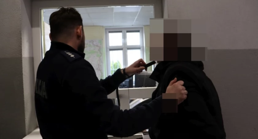 Pijana, bez prawa jazdy, wsiadła do auta i uszkodziła dwa inne samochody