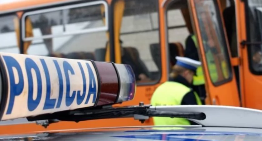 Policjanci skontrolują autobusy wiozące dzieci na ferie