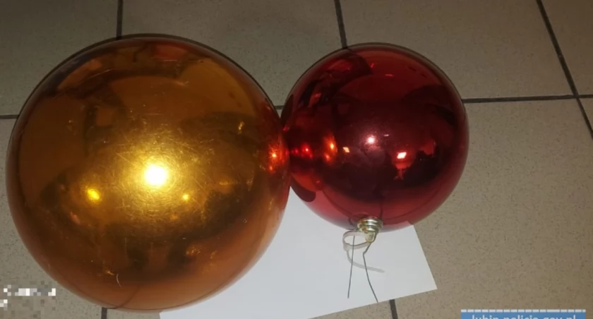 Ukradł bombki z ulicznej iluminacji. Miały być prezentem dla dziewczyny