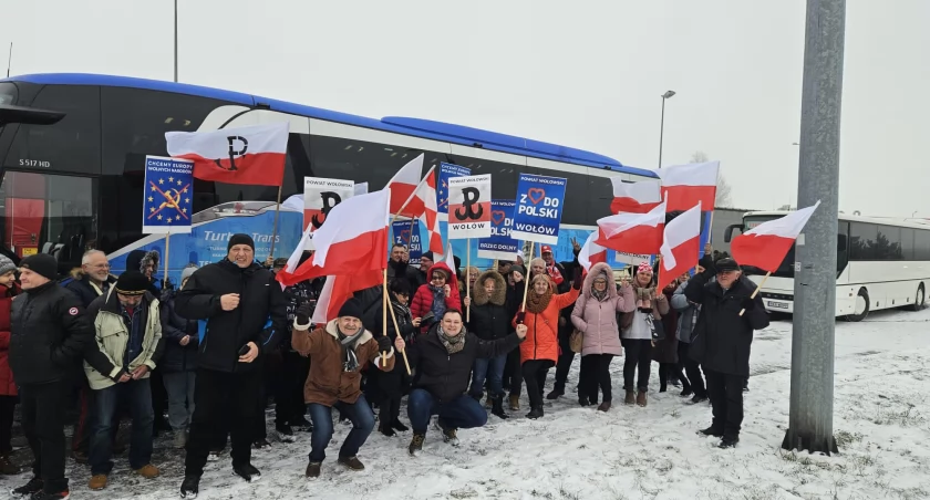 Sympatycy PiS z powiatu wołowskiego jadą na manifestację do Warszawy