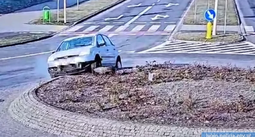 Wjechał na środek ronda, bo miał zamarznięte szyby