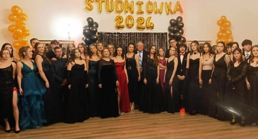 Licealiści z Wołowa bawili się na studniówce [ZDJĘCIA]