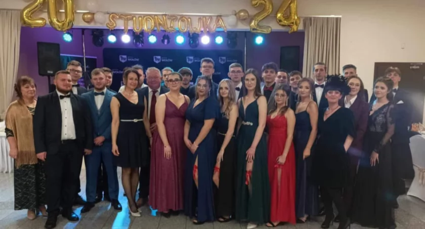 Uczniowie z Wołowa bawili się na studniówce
