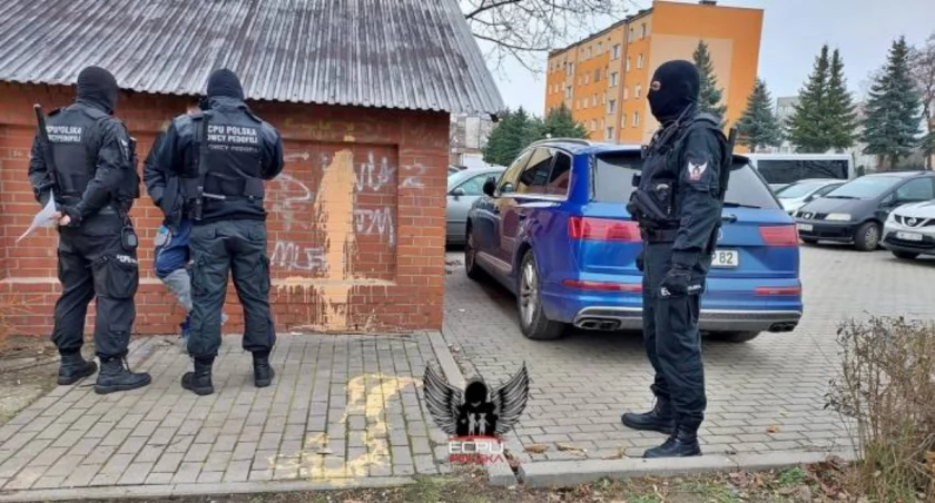 Pedofil z Brzegu Dolnego ciągle na wolności. Czy nasze dzieci są bezpieczne?