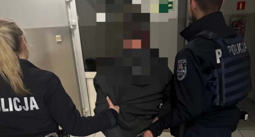Pijany awanturnik chował się przed policjantami w łóżku