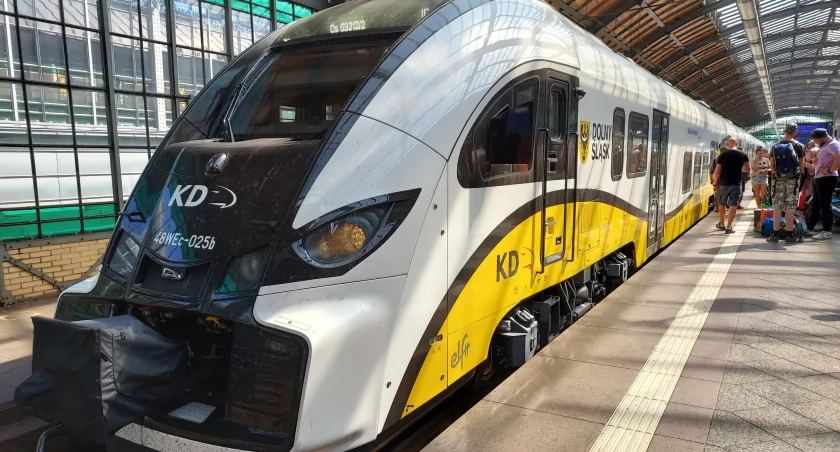 Koleje Dolnośląskie na torach z Wrocławia do Warszawy. Przewoźnik złożył wniosek do Urzędu Transportu Kolejowego