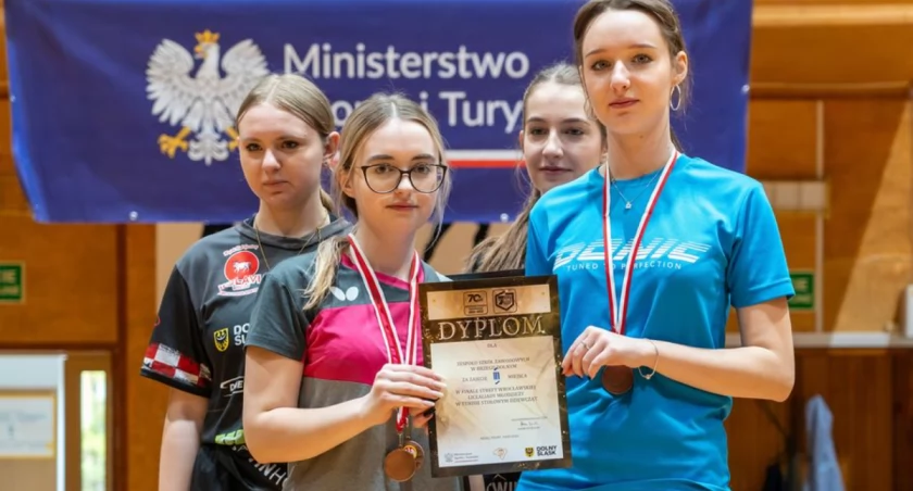 Młodzi zawodnicy na rozgrywkach tenisa stołowego