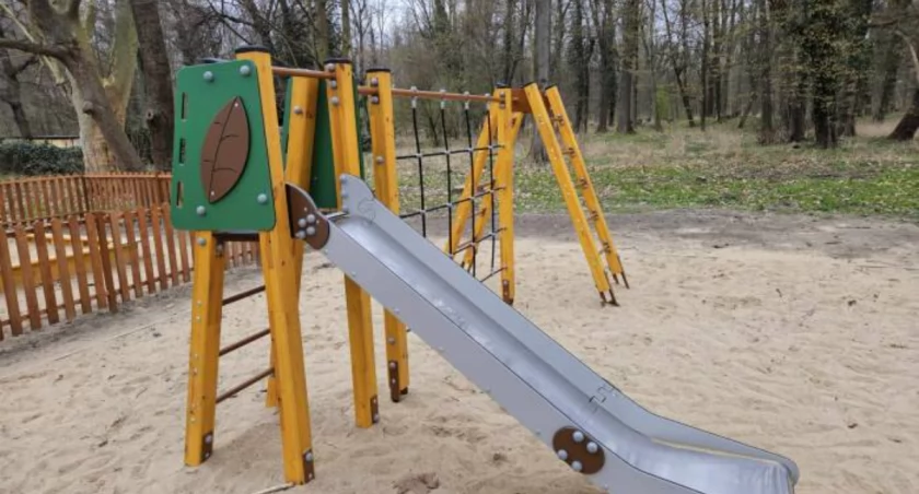 Naprawili plac zabaw w Brzegu Dolnym. Mieszkańcy: To patodeweloperka