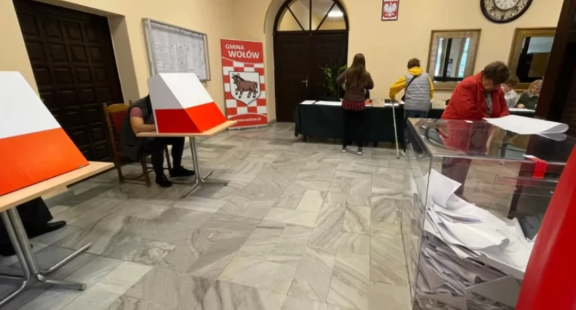 Kandydaci na burmistrzów ruszyli. Jedni prowokują, drudzy pracują, a inni rozglądają się w panice 
