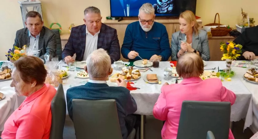 Wielki Czwartek w Mojęcicach: Wspólne Świętowanie w Dziennym Domu Seniora