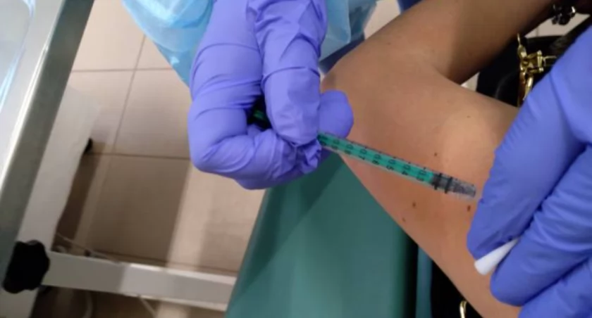 Lekarka zwolniona za pijaństwo zatrudniona w przychodni. Nikt o to nie pyta?