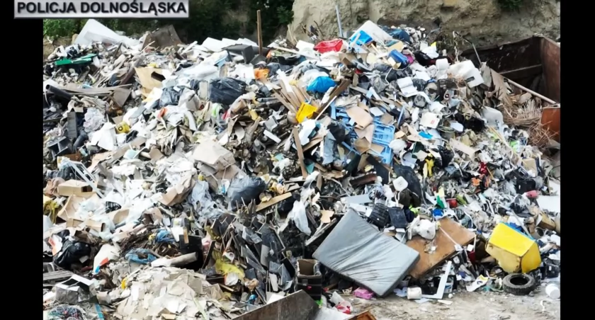 Czy odpady obok ujęć wody w Łosiosowicach nadal są składowane?