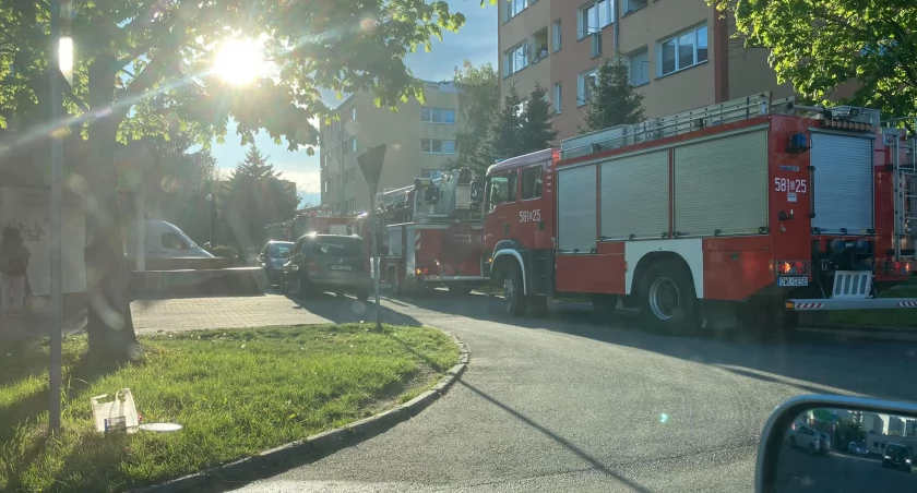 Interwencja służb na osiedlu w Brzegu Dolnym