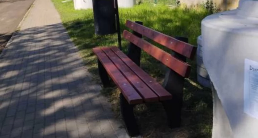 W Lubiążu niczym grzyby po deszczu, wyrastają nowe ławki