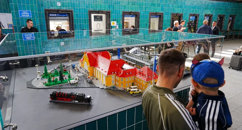 Pierwsza kolejowa makieta Lego na polskim dworcu!