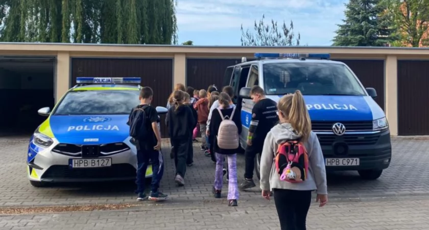 Spotkanie harcerzy z wołowskimi policjantami