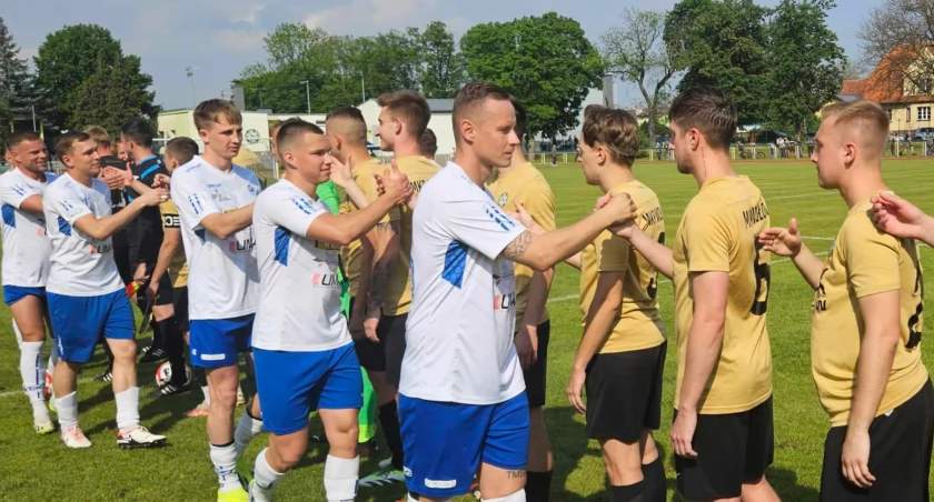 Derby powiatu dla MKP! KS Rokita kończył mecz w dziewiątkę
