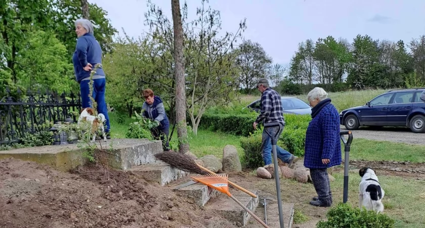 Spotykają się, aby posprzątać Gliniany