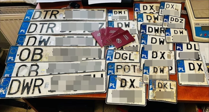 Tymczasowy areszt dla 37-latka. Na jego posesji znaleziono narkotyki i skradzione tablice