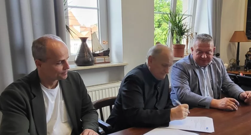 Podpisali umowy na remonty wołowskich kościołów