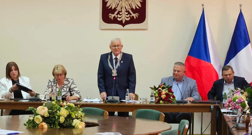 14 radnych za wotum zaufania dla burmistrza Chmury