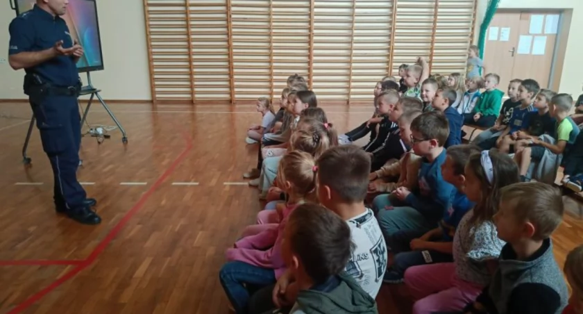 Dzielnicowy na spotkaniu z uczniami