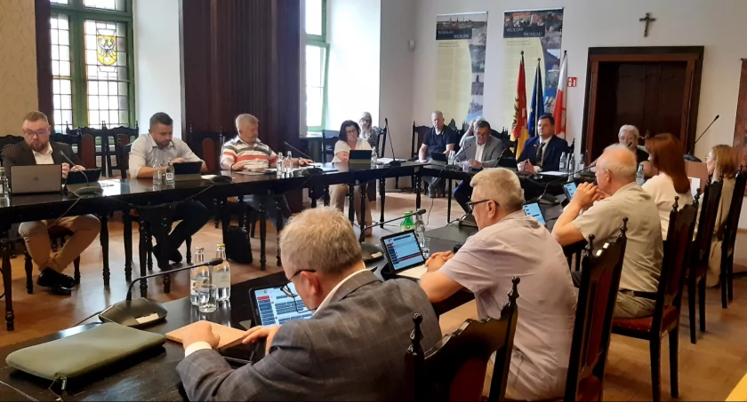 Nie chcą pogodzić się z utratą władzy w powiecie. To Radni: Iskra i Dziarski dalej knują