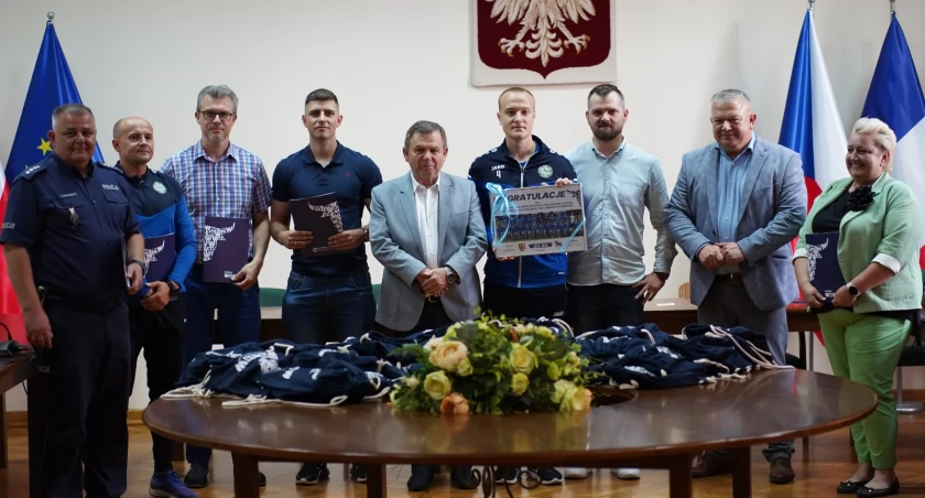 Władze miasta uhonorowały zwycięską drużynę juniorów