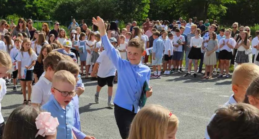 Wakacje start! A tak uczniowie żegnali się ze szkołami [GALERIA]