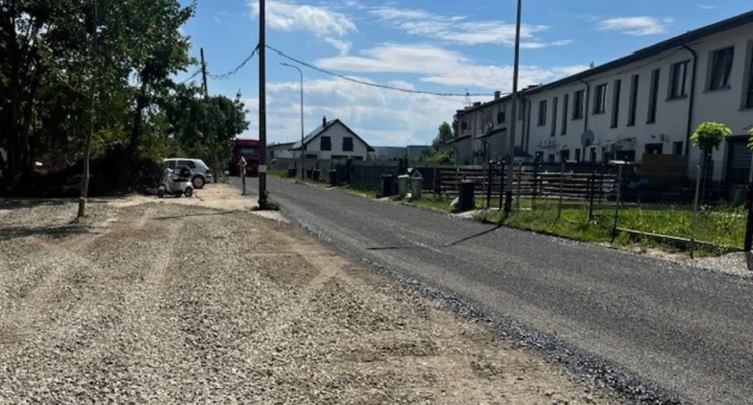 Trwają prace na drogach w gminie Wołów