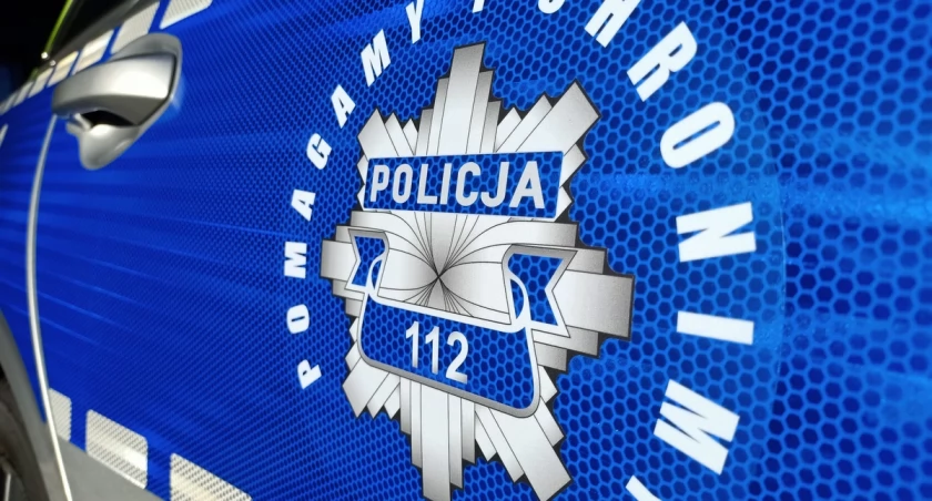 Mężczyzna schował się przed policją w przydrożnym rowie
