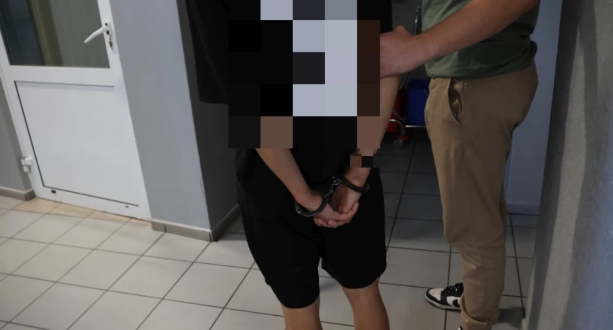 Na widok policjantów narkotyki wyrzucił przez okno 