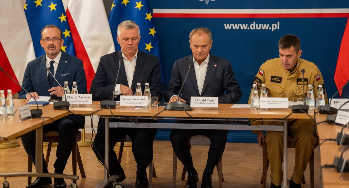 Premier przyleciał do Wrocławia i wziął udział w spotkaniu sztabu kryzysowego. 