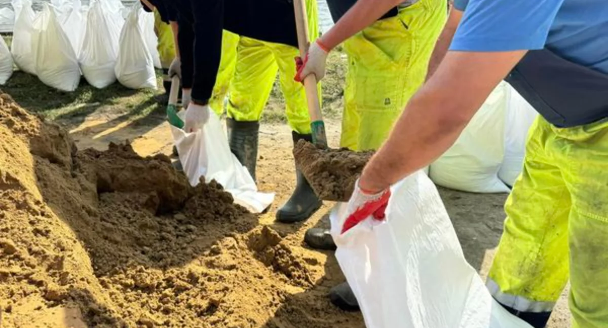 W Brzegu Dolnym będą podnosić wał przeciwpowodziowy. Potrzebna pomoc