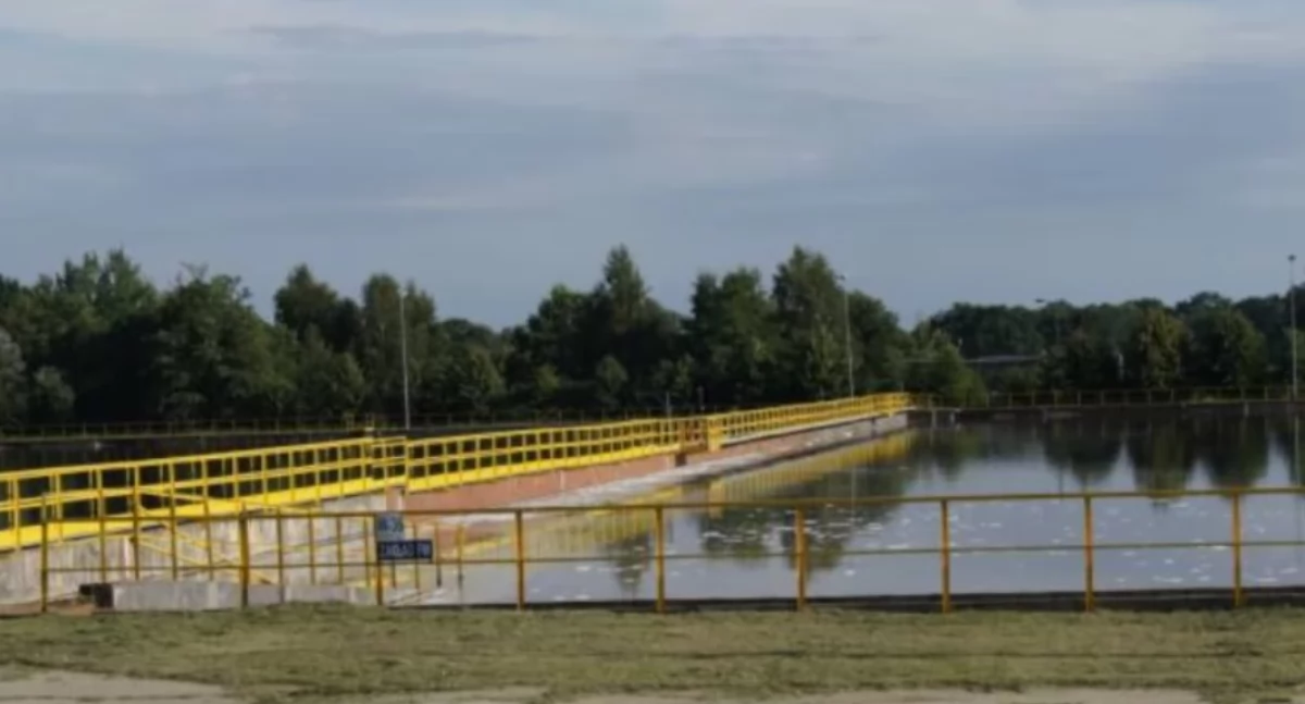Kilkuset pracowników PCC Rokita umacnia wały w okolicach oczyszczalni ścieków