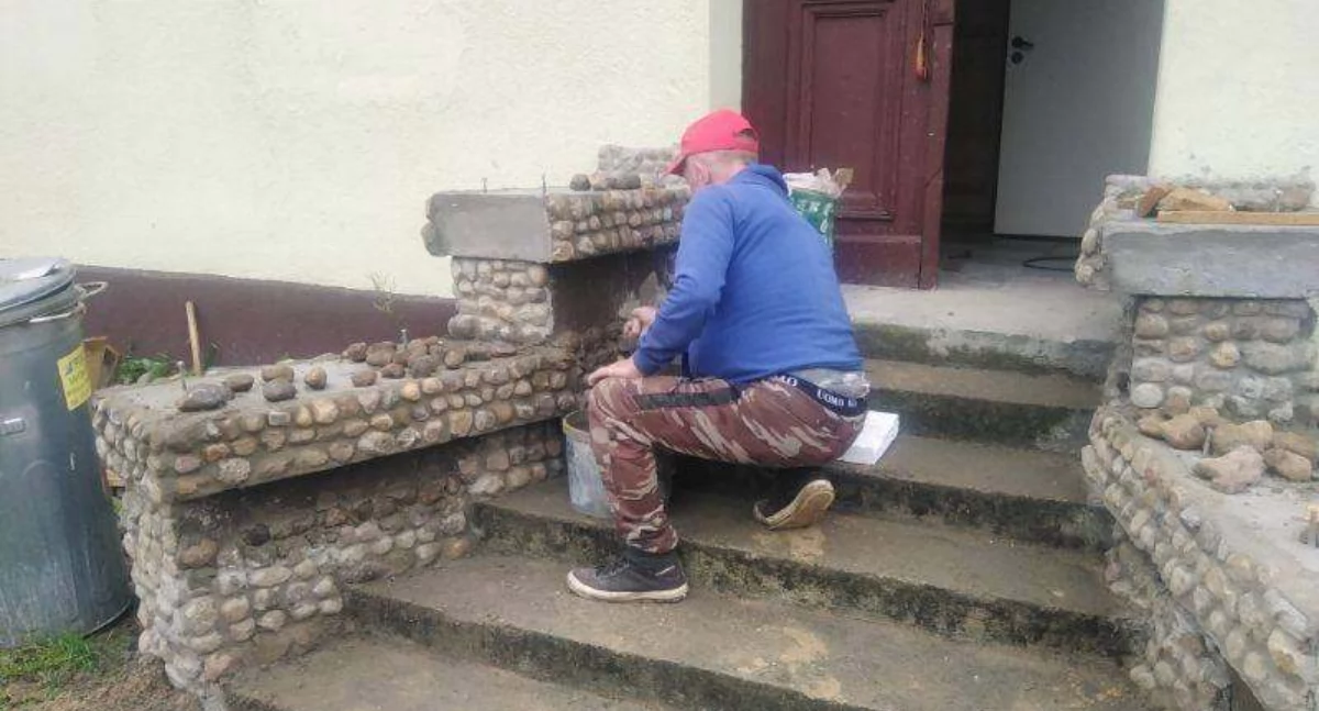 We Wrzosach zdobią schody do świetlicy