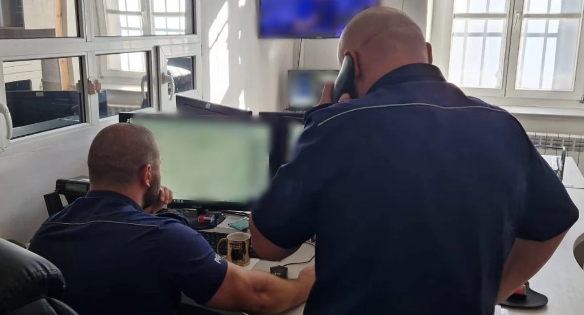 Policja eskortowała ciężarną kobietę do szpitala