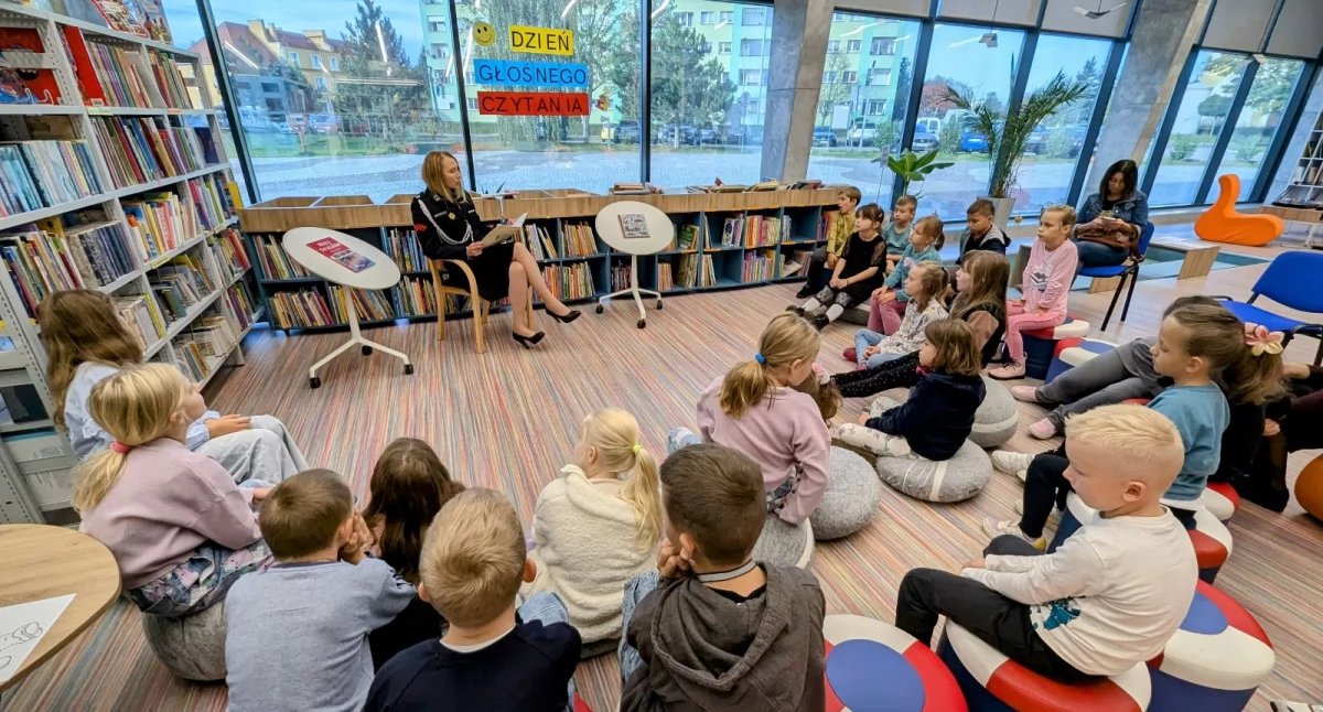Głośne czytanie w bibliotece w Brzegu Dolnym